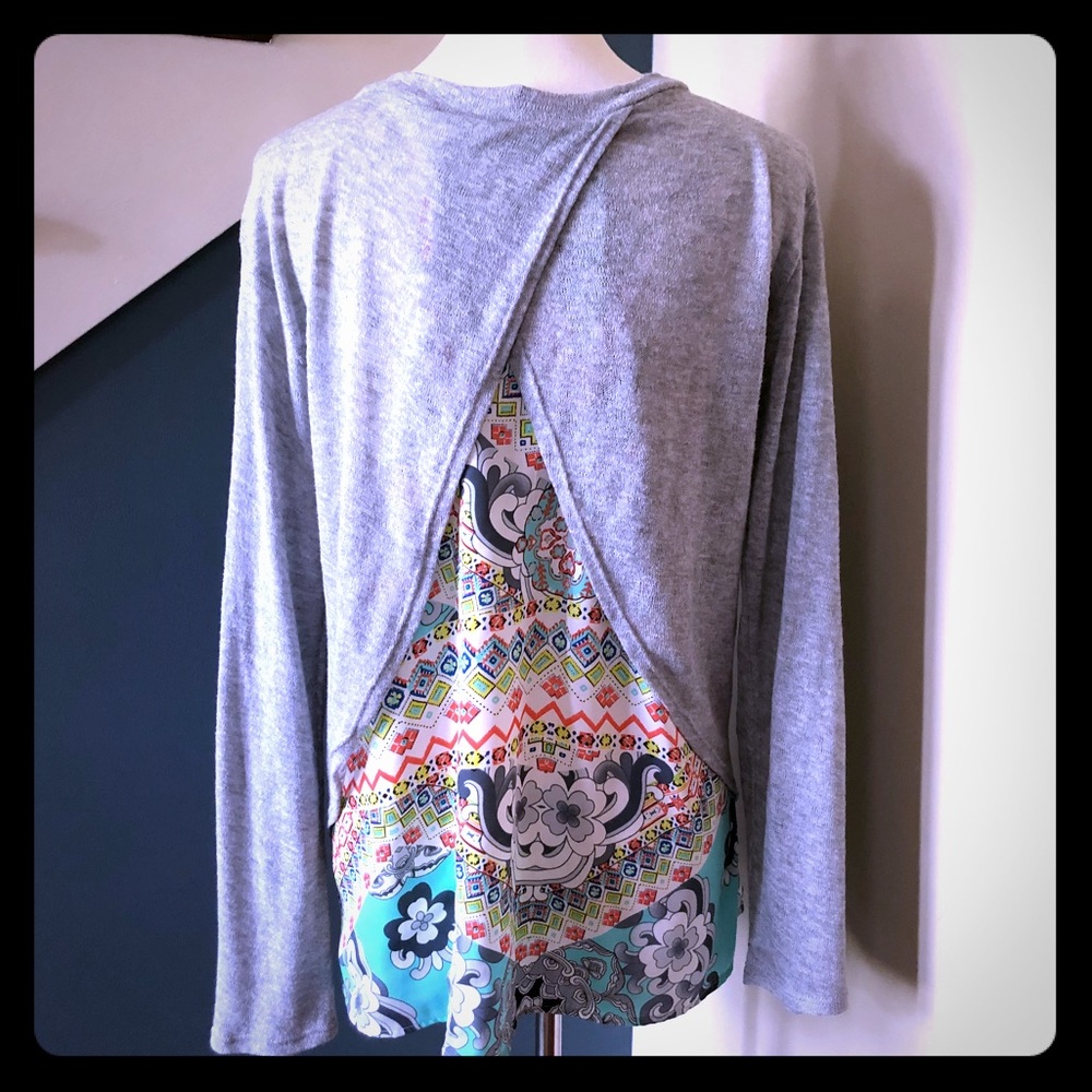 Lightweight sweater with inlay